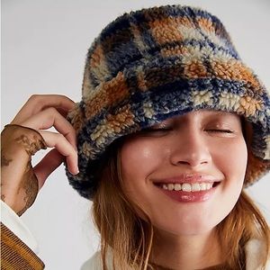 FREE PEOPLE FOREVER FUZZY HAT